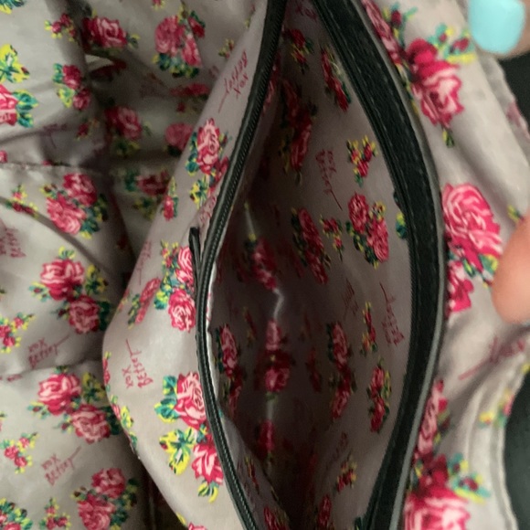 RARE Betsey Johnson white bag! Designer writing & rose embellished satin lining. - Picture 7 of 11